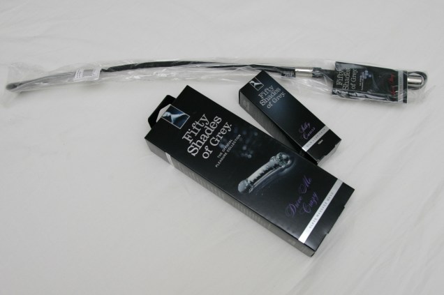 Nämä Fifty Shades of Grey -lelut olivat tällä kertaa testissä: raippa, lasinen dildo & liukuvoide. 